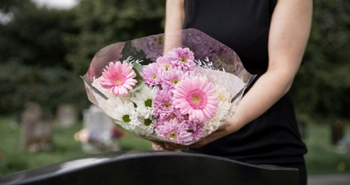 Traditional vs. Personal: Which One is Perfect for Sympathy Bouquets?